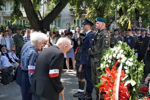 Powstancy oddają cześć przed pomnikiem przy ul. Dworkowej. Fot. Andrzej Kryńśki (IPN Warszawa)