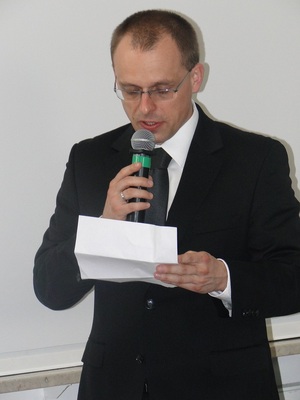 Dr Bartłomiej Noszczak, pomysłodawca i organizator konferencji odczytuje list Prezydenta RP, który objął patronat honorowy nad wydarzeniem