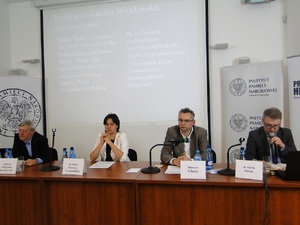Ostatni panel konferencji. Od lewej: dr Bartłomiej Noszczak (prowadzący), Andrzej Władysław Kaczorowski, dr Anna Patecka-Frauenfelder, Mateusz Szłapka i dr Jacek Bielak