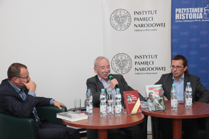 W spotkaniu udział wzięli (od lewej) prof. Antoni Dudek, prof. Andrzej Paczkowski oraz dr hab. Patryk Pleskot. Fot. Piotr Życieński (IPN)