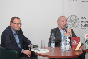Prof. Antoni Dudek i prof. Andrzej Paczkowski. Fot. Piotr Życieński (IPN)