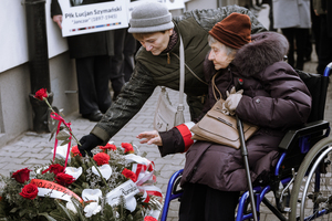 Pod pamiątkową tablicą poświęconą polskim patriotom i ofiarom reżimu komunistycznego złożono kwiaty – Warszawa, 28 lutego 2020. Fot. Sławek Kasper (IPN)