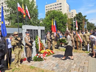 5 sierpnia , Warszawa – Joanna Piskorz, zastępca dyrektora BUWiM, złożyła kwiaty pod pomnikiem upamiętniającym zdobycie przez Batalion „Zośka” obozu „Gęsiówka”. Fot. Mateusz Niegowski (IPN)
