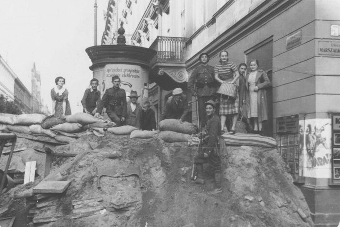 Barykada na ulicy Nowogrodzkiej, u zbiegu z Marszałkowską. (AIPN/Kolekcja Juliena Bryana w Warszawie. AIPN/Julien Bryan Collection in Warsaw)