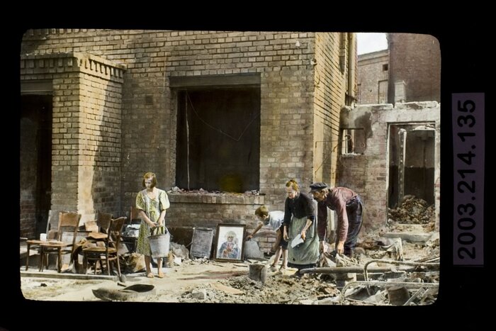 Mieszkańcy Warszawy we wrześniu 1939 roku. (AIPN/Kolekcja Juliena Bryana w Warszawie. AIPN/Julien Bryan Collection in Warsaw)