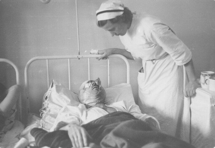 Pacjenci i personel medyczny w Szpitalu Ginekologiczno-Położniczym św. Zofii przy ulicy Żelaznej 90 na rogu z Nowolipie. (AIPN/Kolekcja Juliena Bryana w Warszawie. AIPN/Julien Bryan Collection in Warsaw)