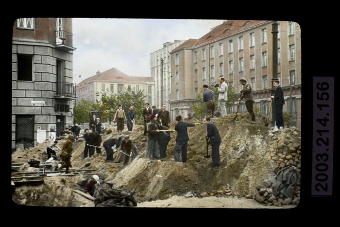 Budowa umocnień i ruch uliczny na Pradze w rejonie ulicy Zygmuntowskiej  (dziś fragment alei Solidarności) i placu Weteranów 1863. (AIPN/Kolekcja Juliena Bryana w Warszawie. AIPN/Julien Bryan Collection in Warsaw)
