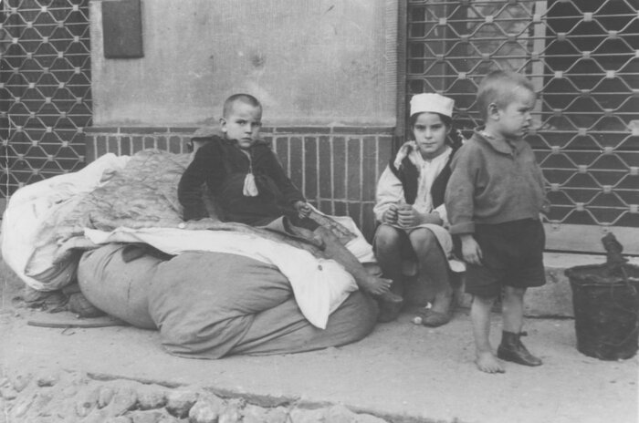 Mieszkańcy Pragi w Warszawie wśród zniszczeń we wrześniu 1939 roku. (AIPN/Kolekcja Juliena Bryana w Warszawie. AIPN/Julien Bryan Collection in Warsaw)