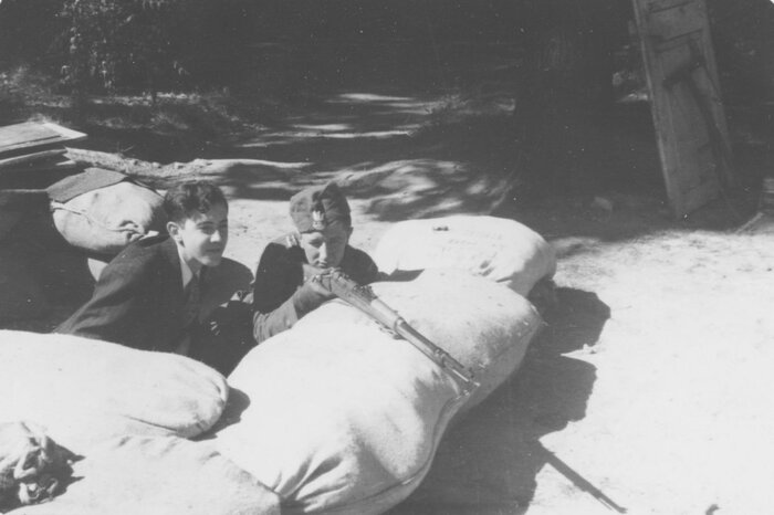 Polski żołnierz za umocnieniami w Warszawie we wrześniu 1939 roku. (AIPN/Kolekcja Juliena Bryana w Warszawie. AIPN/Julien Bryan Collection in Warsaw)