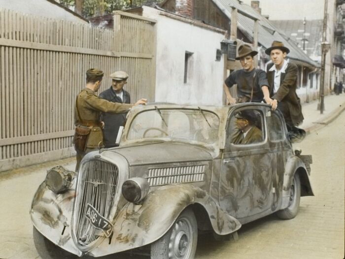 Julien Bryan i jego współpracownicy Stanley Kubicz i John Pietrowski przy pracy.  (AIPN/Kolekcja Juliena Bryana w Warszawie. AIPN/Julien Bryan Collection in Warsaw)