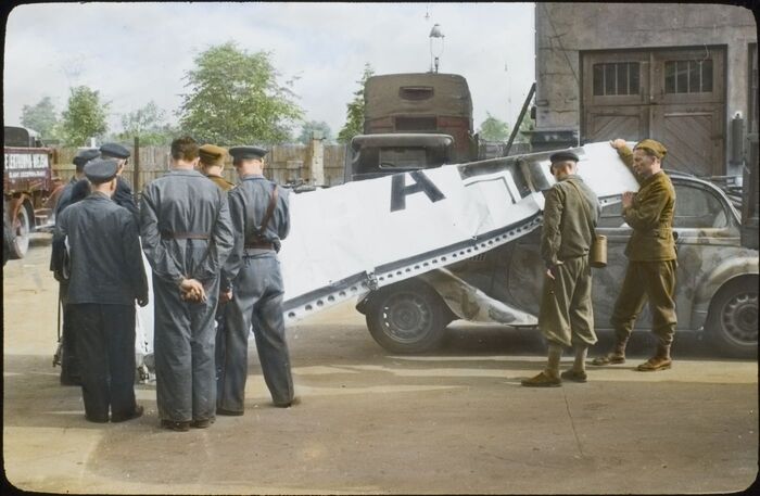 Szczątki niemieckiego bombowca Heinkel He 111 rozbitego na skarpie nad ulicą Dynasy w Warszawie, 11.09.1939. (AIPN/Kolekcja Juliena Bryana w Warszawie. AIPN/Julien Bryan Collection in Warsaw)