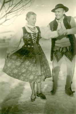 Lidia Lwow ps. „Ewa – Lala” i mjr Zygmunt Szendzielarz ps. „Łupaszka” pozują do zdjęcia w strojach góralskich. Fot. AIPN