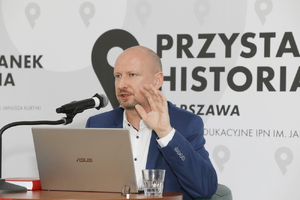 Wykład dr. Roberta Spałka „Sprzeczne narracje… Z historii powojennej Polski 1944–1989” – 24 lutego 2021. Fot. Piotr Życieński (IPN)