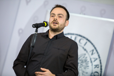 Konrad Starczewski, naczelnik Wydziału Notacji i Opracowań Multimedialnych BEN IPN podczas konferencji prasowej na temat II Międzynarodowego Festiwalu Filmowego o Totalitaryzmach „Echa Katynia” – 13 kwietnia 2021. Fot. Sławek Kasper (IPN)