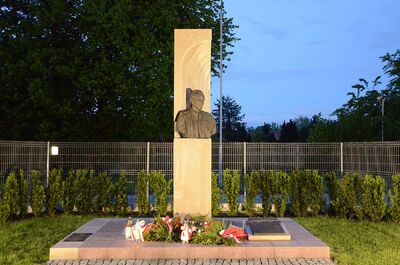 W Oświęcimiu znicze zapłonęły przy pomniku Pileckiego przy Małopolskiej Uczelni Państwowej im. Rotmistrza Witolda Pileckiego – 25 maja 2021. Fot. Janusz Ślęzak (IPN)