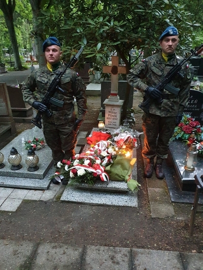 Znicze na symbolicznym grobie rotmistrza znajdującym się w Koszalinie, w miejscu spoczynku śp. Marii Pileckiej – siostry zamordowanego