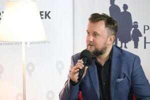 Dr Grzegorz Wołk podczas dyskusji o książce „Post po »karnawale«...” – Warszawa, 13 grudnia 2021. Fot. Aleksandra Wierzchowska (IPN)