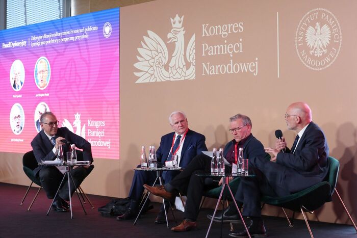 Panel „Zakaz gloryfikacji totalitaryzmów. Przestrzeń publiczna i pamięć jako pole bitwy o bezpieczną przyszłość” – Warszawa, 13 kwietnia 2023. Fot. Mikołaj Bujak (IPN)