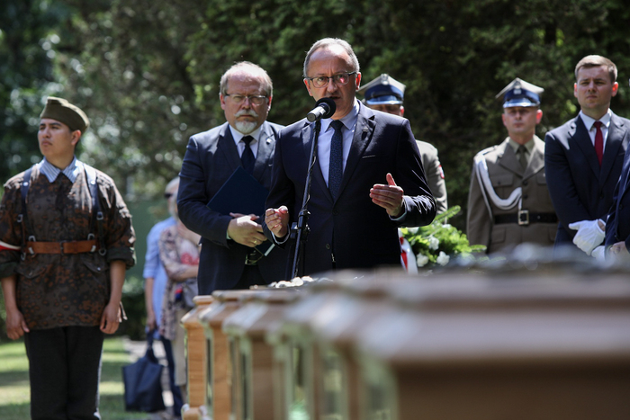 Zastępca prezesa IPN Karol Polejowski podczas uroczystości pogrzebowych Powstańców Warszawskich oraz cywilnych ofiar Powstania Warszawskiego, których szczątki zostały odnalezione na Czerniakowie – Warszawa, 4 sierpnia 2023. Fot. Sławek Kasper (IPN)