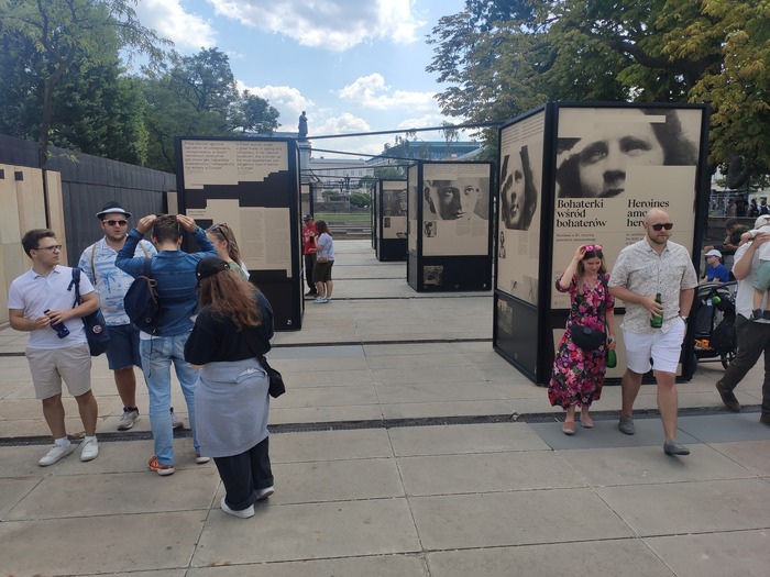 80. rocznica Powstania Warszawskiego: Oprowadzanie po wystawie „Bohaterki wśród bohaterów ” – Warszawa, 1 sierpnia 2024. Fot. Sławomir Stępień (IPN)