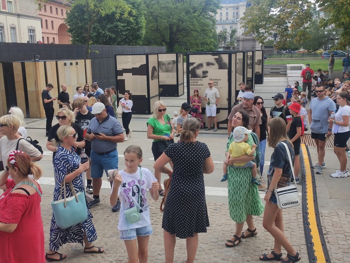 80. rocznica Powstania Warszawskiego: Oprowadzanie po wystawie „Bohaterki wśród bohaterów ” – Warszawa, 1 sierpnia 2024. Fot. Sławomir Stępień (IPN)