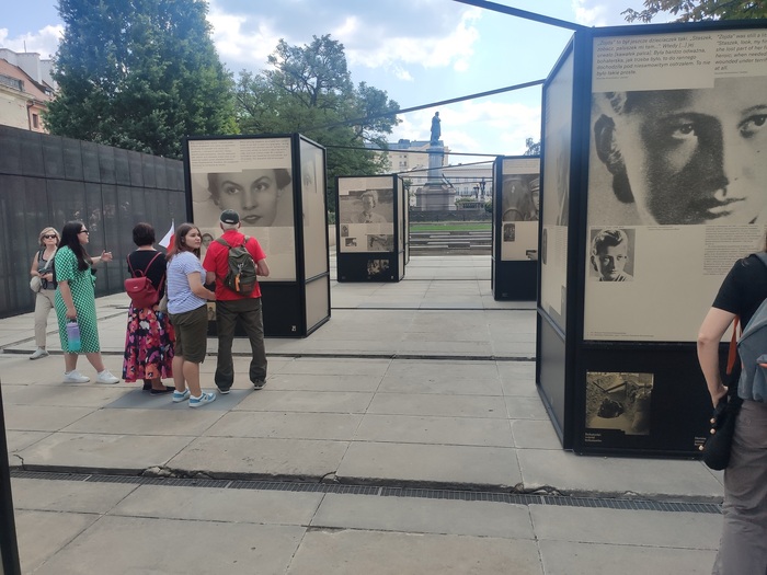 80. rocznica Powstania Warszawskiego: Oprowadzanie po wystawie „Bohaterki wśród bohaterów ” – Warszawa, 1 sierpnia 2024. Fot. Sławomir Stępień (IPN)