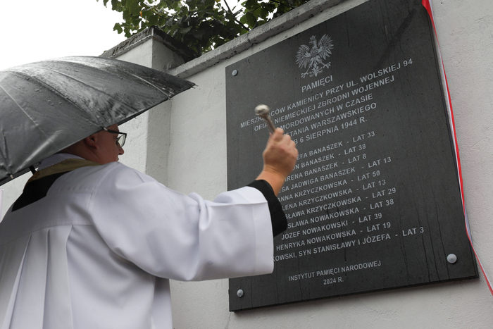 Odsłonięcie tablicy upamiętniającej zamordowanych przez Niemców mieszkańców kamienicy przy ul. Wolskiej 94 – Warszawa, 5 sierpnia 2024. Fot. Mateusz Niegowski (IPN)