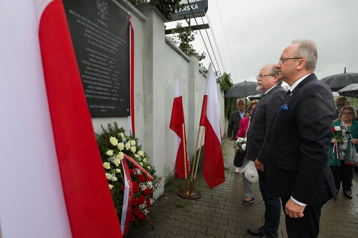 Odsłonięcie tablicy upamiętniającej zamordowanych przez Niemców mieszkańców kamienicy przy ul. Wolskiej 94 – Warszawa, 5 sierpnia 2024. Fot. Mateusz Niegowski (IPN)