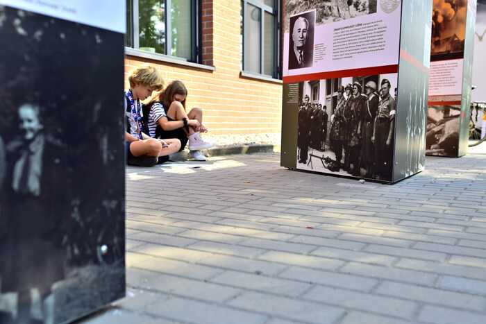 Uroczystość odsłonięcia tablicy pamiątkowej poświęconej komendantowi II Rejonu „Celków” VII Obwodu „Obroża” AK mjr. Henrykowi Okińczycowi ps. „Bil” oraz otwarcie wystawy „Na odsiecz powstańczej Warszawie” – Marki, 4 września 2024. Fot. Zbigniew Siedlewski (IPN)