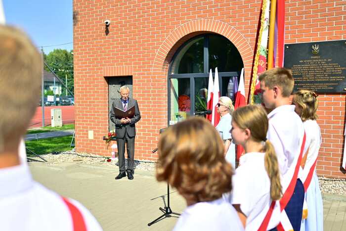 Uroczystość odsłonięcia tablicy pamiątkowej poświęconej komendantowi II Rejonu „Celków” VII Obwodu „Obroża” AK mjr. Henrykowi Okińczycowi ps. „Bil” oraz otwarcie wystawy „Na odsiecz powstańczej Warszawie” – Marki, 4 września 2024. Fot. Zbigniew Siedlewski (IPN)