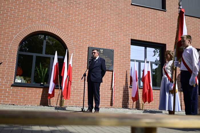 Uroczystość odsłonięcia tablicy pamiątkowej poświęconej komendantowi II Rejonu „Celków” VII Obwodu „Obroża” AK mjr. Henrykowi Okińczycowi ps. „Bil” oraz otwarcie wystawy „Na odsiecz powstańczej Warszawie” – Marki, 4 września 2024. Fot. Zbigniew Siedlewski (IPN)