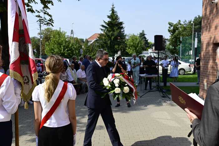 Uroczystość odsłonięcia tablicy pamiątkowej poświęconej komendantowi II Rejonu „Celków” VII Obwodu „Obroża” AK mjr. Henrykowi Okińczycowi ps. „Bil” oraz otwarcie wystawy „Na odsiecz powstańczej Warszawie” – Marki, 4 września 2024. Fot. Zbigniew Siedlewski (IPN)