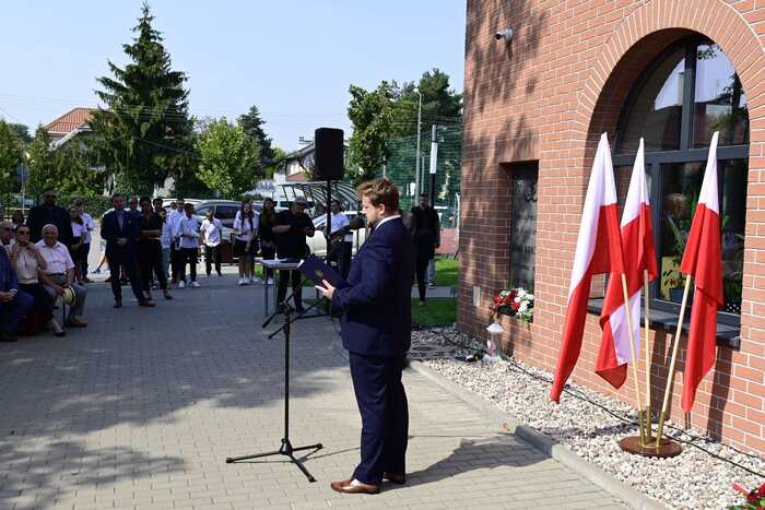 Uroczystość odsłonięcia tablicy pamiątkowej poświęconej komendantowi II Rejonu „Celków” VII Obwodu „Obroża” AK mjr. Henrykowi Okińczycowi ps. „Bil” oraz otwarcie wystawy „Na odsiecz powstańczej Warszawie” – Marki, 4 września 2024. Fot. Zbigniew Siedlewski (IPN)