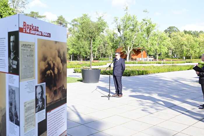 Uroczystość odsłonięcia tablicy pamiątkowej poświęconej komendantowi IV Rejonu „Fromczyn” VII Obwodu „Obroża” AK kpt. Stanisławowi Szulcowi ps. „Kania” oraz otwarcie wystawy „Na odsiecz powstańczej Warszawie” – Otwock, 11 września 2024. Fot. Zbigniew Siedlewski (IPN)