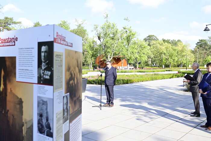 Uroczystość odsłonięcia tablicy pamiątkowej poświęconej komendantowi IV Rejonu „Fromczyn” VII Obwodu „Obroża” AK kpt. Stanisławowi Szulcowi ps. „Kania” oraz otwarcie wystawy „Na odsiecz powstańczej Warszawie” – Otwock, 11 września 2024. Fot. Zbigniew Siedlewski (IPN)