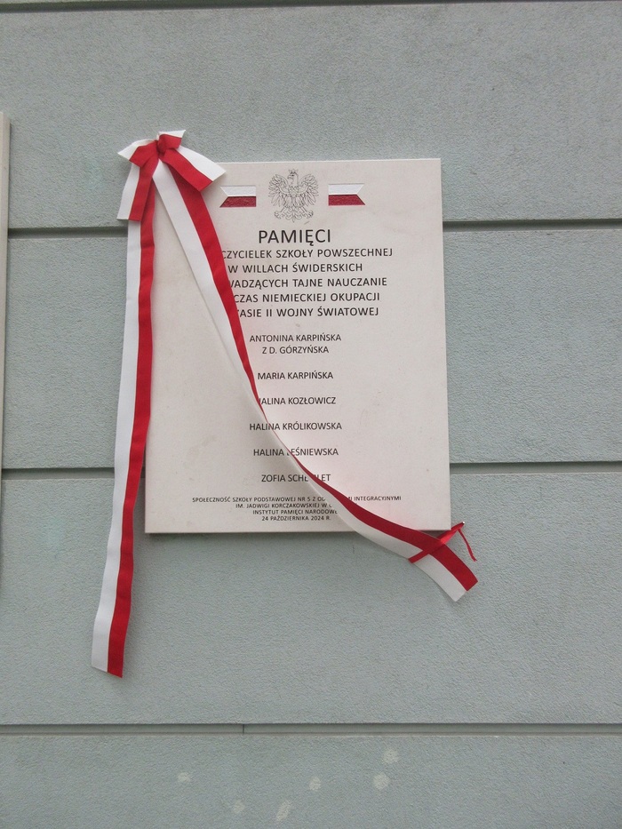 Uroczystość 70-lecia obecnego budynku szkoły Szkoły Podstawowej nr 5 w Otwocku-Świdrze oraz odsłonięcie tablicy upamiętniającej nauczycielki tajnego nauczania – 24 października 2024. Fot. Michał Rosenberg (IPN)