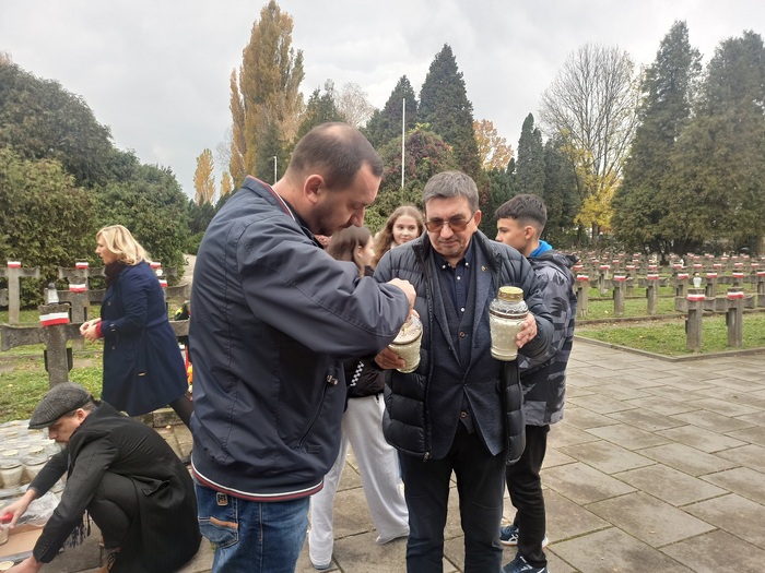 Akcja „Pamiętajmy o Bohaterach” i inauguracja kampanii społecznej straty.pl w Ożarowie Mazowieckim. Fot. Zbigniew Siedlewski (IPN)