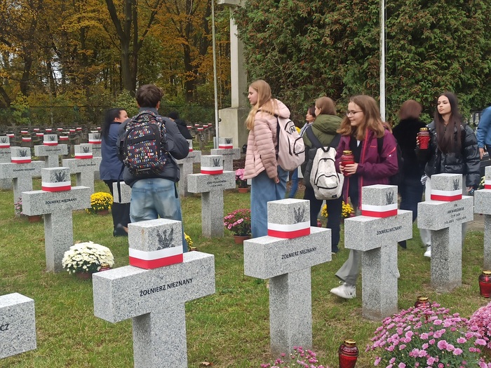 Akcja „Pamiętajmy o Bohaterach” i inauguracja kampanii społecznej straty.pl w Ożarowie Mazowieckim. Fot. Zbigniew Siedlewski (IPN)
