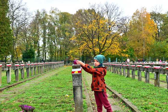 Akcja „Pamiętajmy o Bohaterach” i inauguracja kampanii społecznej straty.pl w Ożarowie Mazowieckim. Fot. Zbigniew Siedlewski (IPN)