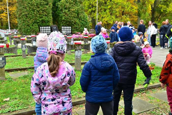 Akcja „Pamiętajmy o Bohaterach” i inauguracja kampanii społecznej straty.pl w Ożarowie Mazowieckim. Fot. Zbigniew Siedlewski (IPN)