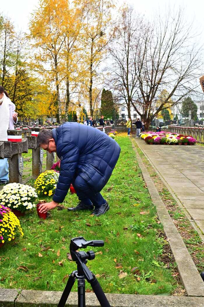 Akcja „Pamiętajmy o Bohaterach” i inauguracja kampanii społecznej straty.pl w Ożarowie Mazowieckim. Fot. Zbigniew Siedlewski (IPN)