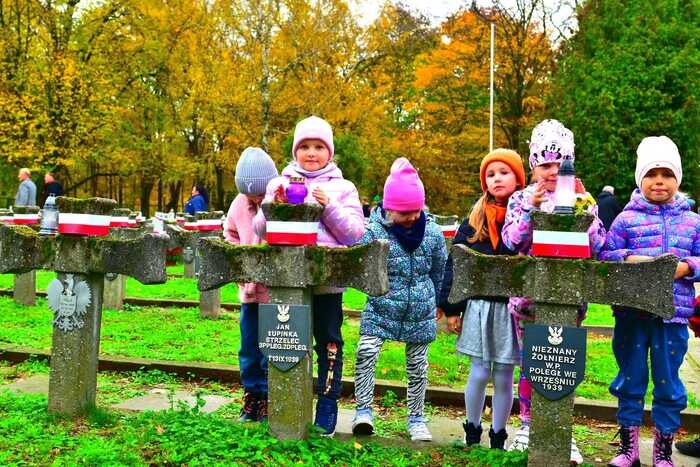 Akcja „Pamiętajmy o Bohaterach” i inauguracja kampanii społecznej straty.pl w Ożarowie Mazowieckim. Fot. Zbigniew Siedlewski (IPN)