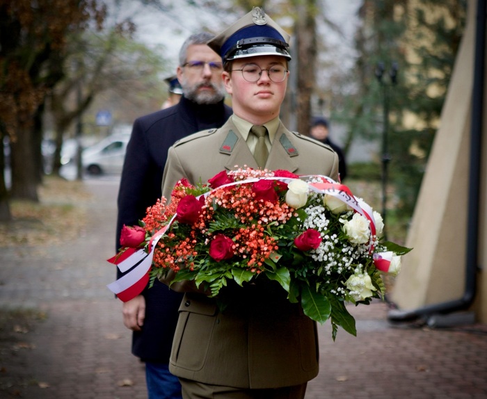 Uroczyste odsłonięcie tablicy pamiątkowej ku czci Konstantego Artmana – bohatera Wojny 1939 roku i żołnierza 2. Korpusu Polskiego – Pruszków, 15 listopada 2024. Fot. Urząd Miasta Pruszków