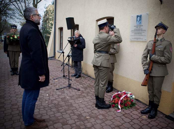 Uroczyste odsłonięcie tablicy pamiątkowej ku czci Konstantego Artmana – bohatera Wojny 1939 roku i żołnierza 2. Korpusu Polskiego – Pruszków, 15 listopada 2024. Fot. Urząd Miasta Pruszków