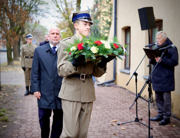 Uroczyste odsłonięcie tablicy pamiątkowej ku czci Konstantego Artmana – bohatera Wojny 1939 roku i żołnierza 2. Korpusu Polskiego – Pruszków, 15 listopada 2024. Fot. Urząd Miasta Pruszków