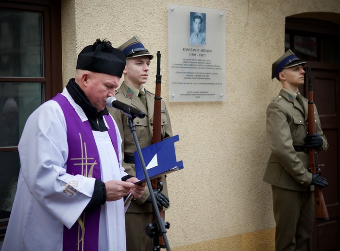 Uroczyste odsłonięcie tablicy pamiątkowej ku czci Konstantego Artmana – bohatera Wojny 1939 roku i żołnierza 2. Korpusu Polskiego – Pruszków, 15 listopada 2024. Fot. Urząd Miasta Pruszków