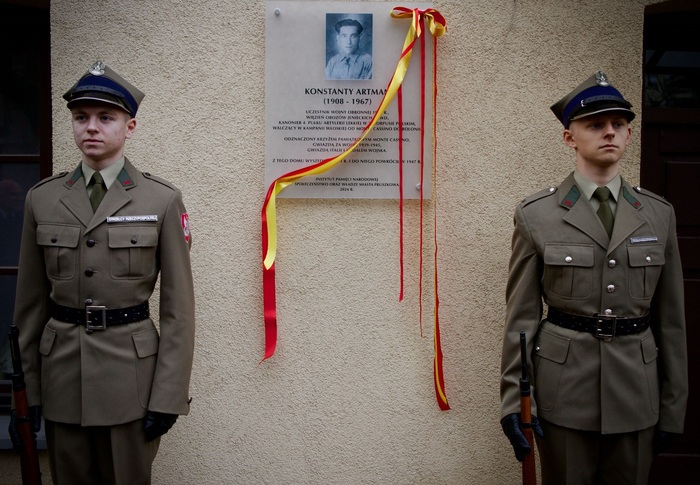 Uroczyste odsłonięcie tablicy pamiątkowej ku czci Konstantego Artmana – bohatera Wojny 1939 roku i żołnierza 2. Korpusu Polskiego – Pruszków, 15 listopada 2024. Fot. Urząd Miasta Pruszków