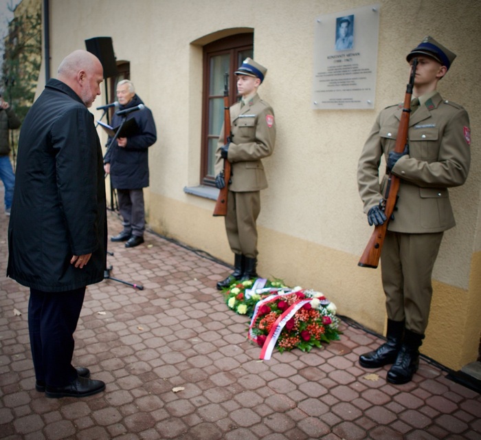 Uroczyste odsłonięcie tablicy pamiątkowej ku czci Konstantego Artmana – bohatera Wojny 1939 roku i żołnierza 2. Korpusu Polskiego – Pruszków, 15 listopada 2024. Fot. Urząd Miasta Pruszków