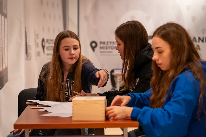 Kolejne warsztaty w ramach projektu edukacyjnego IPN „Silni Polską!” – inspirujące spotkanie z historią w Warszawie i Komornicy. Fot. Andrzej Kryński (IPN)