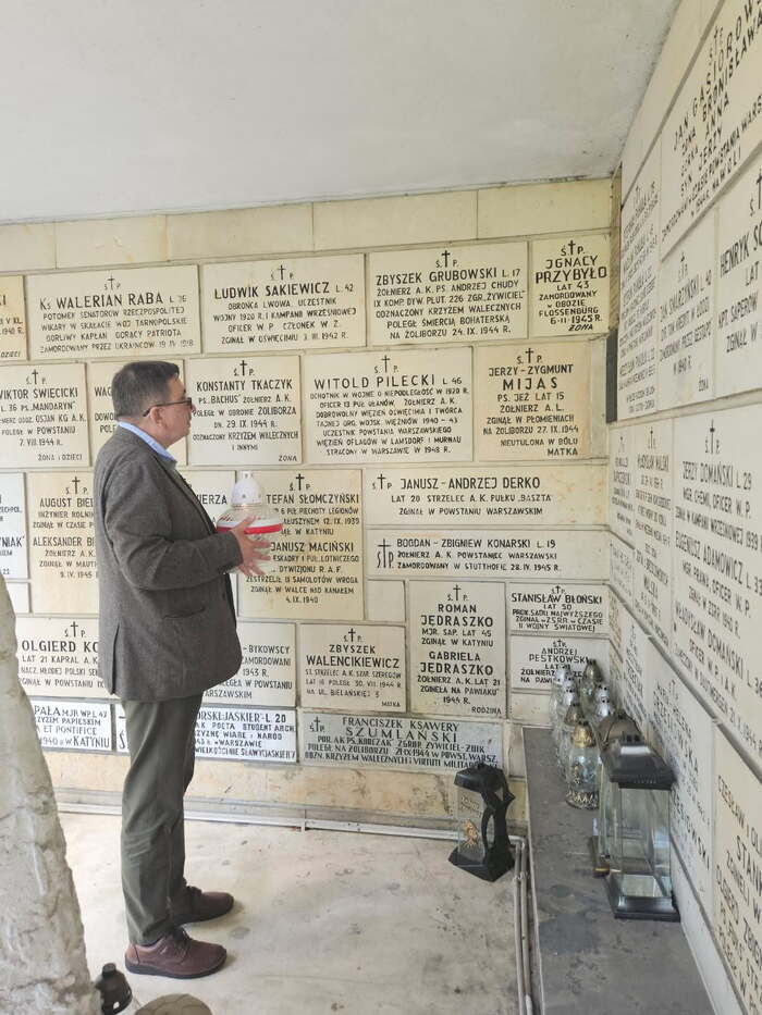 Znicze pamięci w 77. rocznicę śmierci rtm. Witolda Pileckiego. Dr Tomasz Łabuszewski zapalił światło pod tablicą pamiątkową w kościele św. Stanisława Kostki – Warszawa, 25 maja 2025